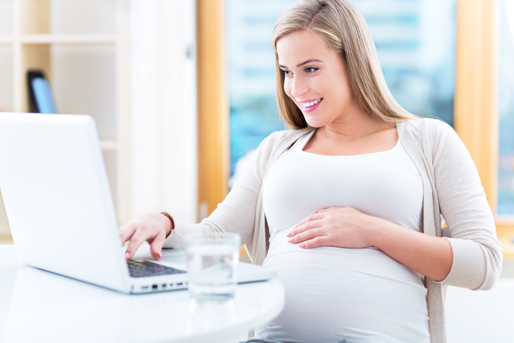 blonde-pregnant-woman
