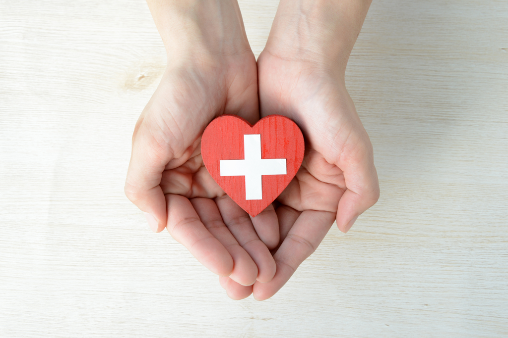 paid organ donor leave heart in hands