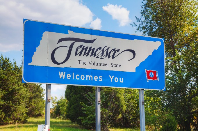 Tennessee State Welcome Sign with Flag